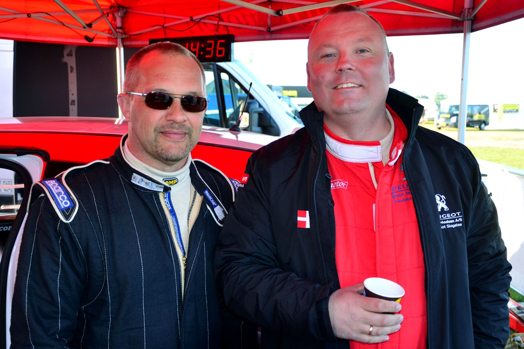 Codriver Henrik Vestergaard (til venstre) træder ind som reserve for Anja Posorski. Førstekører Brian Madsen (til højre) har haft Henrik Vestergaard med tidligere og er ikke bekymret: ”Det kører bare,” siger Brian Madsen.
(Foto: Michael Eisenberg)